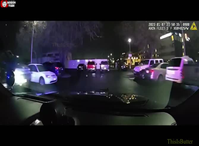 Video :In an attempt to flee, a 14-year-old kid collides with cops and crashes into a portcullis